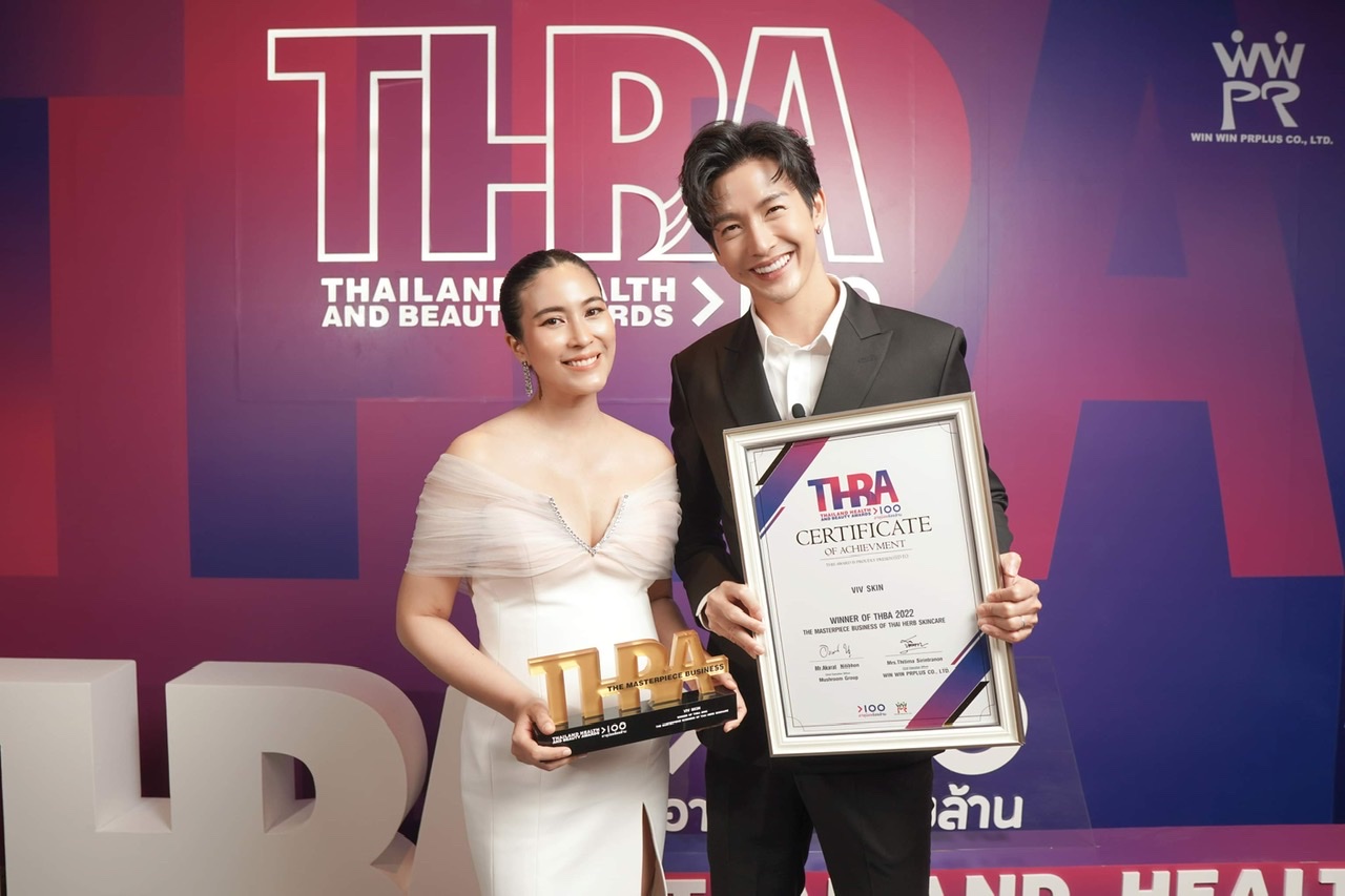 จุ๋ย-พุฒ และลูกชาย พา ‘วิฟสกิน (VIV SKIN)’ รับรางวัล THAILAND HEALTH AND BEAUTY AWARD (โดย อายุน้อยร้อยล้าน)สาขา THE MASTERPIECE BUSINESS OF THAI HERB SKINCARE ประจำปี 2022 หยอดคำหวานกลางวงสัมภาษณ์ 